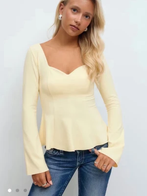 sommar top -  denna tröjan fast som ett linne med tjocka straps i vitt, säljs inte längre men är supersnygg och perfekt till sommaren. skriv för bilder på hur linnet ser ut! pris går att diskutera 
