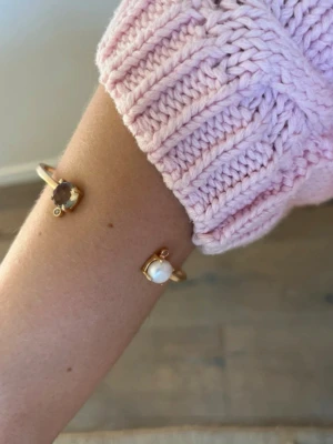 Guldfärgat armband med pärla och kristall  - Säljer guld pläterat armband i 18k med en CZ kristall och sötvattenspärla🌸 Grundmaterialet är mässing!  Om du har frågor om mått mm så är det bara att höra av sig!💗 Det är mitt UF-företag som har sålt dessa smyckena!☺️ Säljer två stycken: 1/2