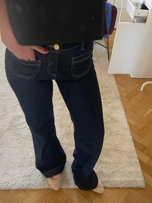 Mörkblå jeans, straight  - Mörkblå jeans, straight från Gina Tricot. Original pris ”- 499kr, säljs för 375kr