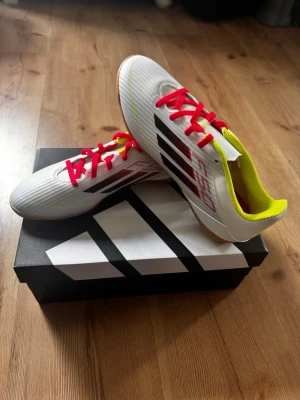 Adidas F50  – Nya med kartong ⚽️ - Helt nya Adidas F50 Club Indoor i storlek EU 41 1/3 (UK 7,5). Oanvända med etiketter och originalkartong kvar.  📏 EU 41 1/3 🎨 Vit/Svart/Gul 📦 Nyskick  Pris kan vi diskutera, hör av dig vid frågor😊