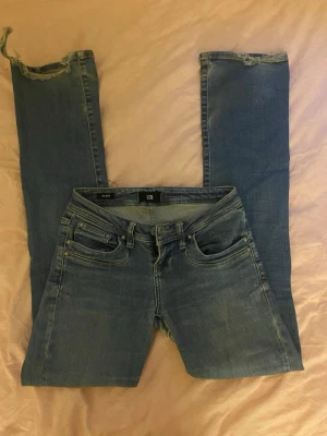 Blå jeans från LTB - Snygga blå jeans från LTB, med storlek W24 L34.