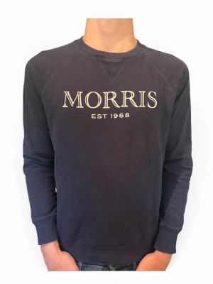 Morris tröja - Säljer nu en snygg Morris tröja! Mycket fin skicka, jag på bilden är 185cm lång. Hör av vid vid frågor eller funderingar.🎉