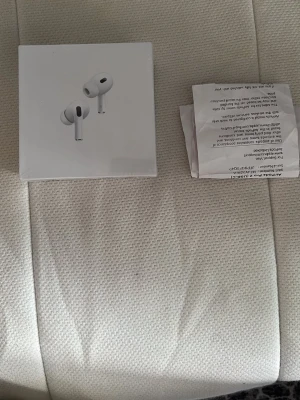 Apple AirPods Pro 2 USB-C - Säljer ett par Apple AirPods Pro 2nd generation med USB-C laddningsetui. Trådlösa in-ear hörlurar i vit färg med aktiv brusreducering och stilren design. Perfekta för musik, samtal och träning. Levereras i originalförpackning.