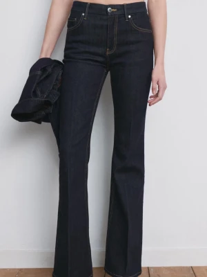 Mörkblå utsvängda jeans - Super snygga!! 