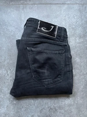 Jacob Cohën jeans  - Tjena, säljer nu dessa riktigt snygga och populära Jacob Cohën jeansen, de är i bra skick, inga hål eller slitage, model style 622, hör av er vid frågor och funderingar🙌🤝 