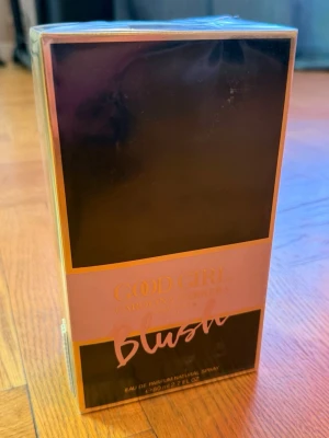 Good Girl Blush parfym från Carolina Herrera - Good Girl Blush Eau de Parfum från Carolina Herrera i en elegant rektangulär förpackning med svart och rosa design samt gulddetaljer. Lyxig och modern doft som passar dig som vill ha något extra. Flaskan rymmer 80 ml och är en naturlig spray.