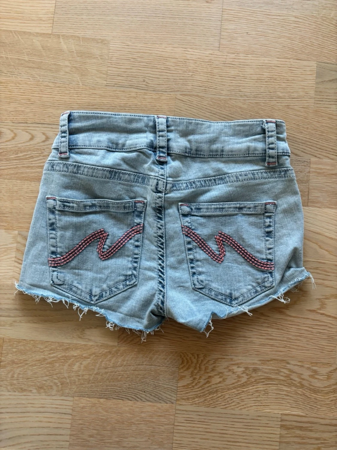 Ljusblå jeansshorts med råa kanter - 1