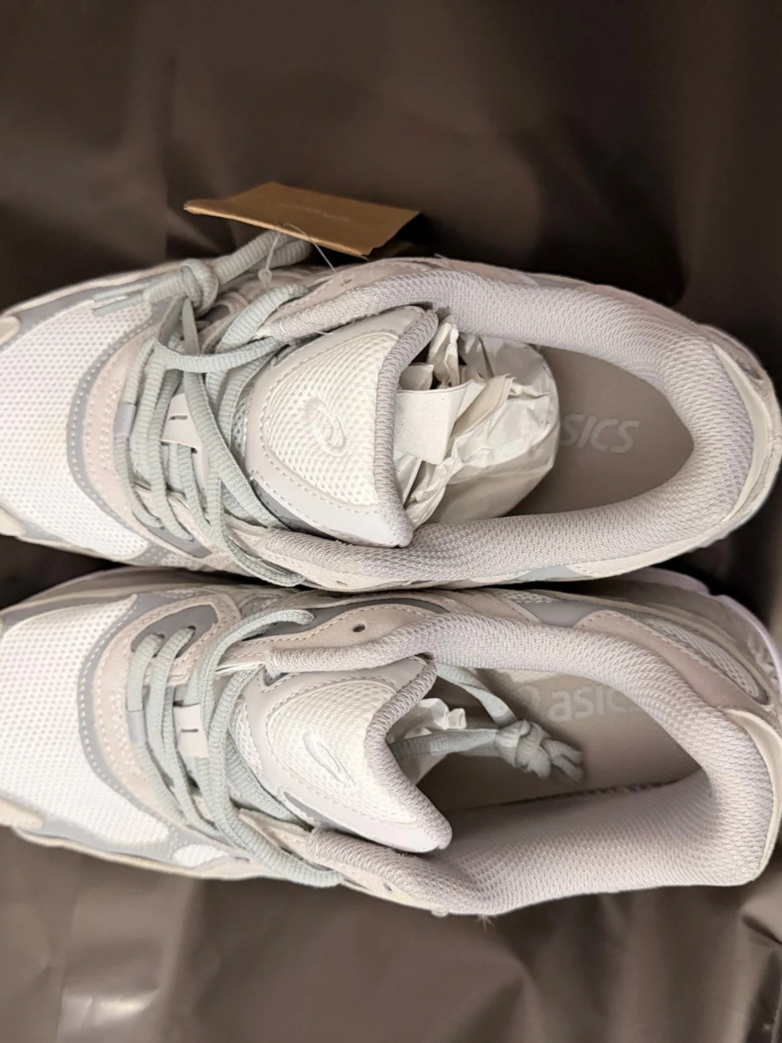 Vita och grå Asics sneakers - 1