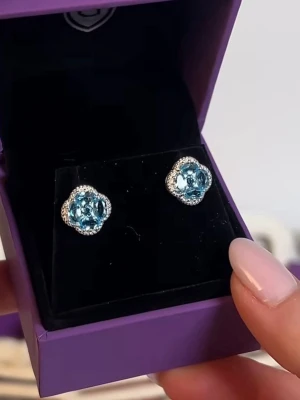 Äkta Sapphire, silver och guld  - Super fina smycken från Gemporia värda strax över 16000. Lägg gärna bud ifall du vill ha hela paketet annars buda och säg vilket smycke du budar på. Är helt nya och oanvända i silver och guld med Sapphire och topaz stenar mm. Allt har såklart stämplar :) 