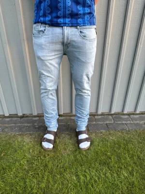 Replay jeans Anbass  - Säljer Replay Anbass jeans i mycket fint skick. Populär modell med modern passform, stretchigt material och skön komfort för vardagsbruk. Klassisk design som passar till det mesta. Väl omhändertagna och redo för ny ägare.  ✔ Modell: Replay Anbass ✔ Bra skick ✔ Bekväm passform med stretch ✔ Äkta Replay
