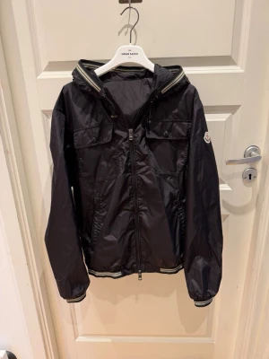 Moncler jeanclaude jacket - Säljer en riktigt fet moncler windbreaker i jeanclaude modellen, sjukt snygga detaljer på denna jackan. den är i nyskick och är endast använd 2 gånger. Stl 2 vilket motsvarar M. Gran Sasso galje medföljer. Frågor? Kom dm✅ Allt gott, mvh Noah