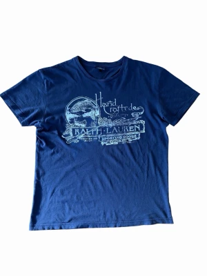 Vintage Ralph lauren t-shirt - Hej! Säljer denna väldigt unika och snygga ralph lauren t-shirt | Storlek: se bild 2 | Skicket är bra, inga tydliga tecken på användning | Pris kan diskuteras! | Hör av dig vid intresse eller minsta fundering!