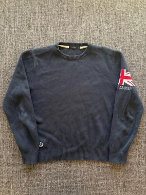 Henri Lloyd vintage tröja ~ sällsynt  - Sjukt clean Henri Lloyd tröja – vintage, marinblå, stl M men passar även S. Klassisk modell med riktigt bra passform 🌊  Fint skick och perfekt till vardags eller en mer stilren outfit ✌️ Vintage piece som är svår att få tag på Kan även gå ner lite i pris vid snabb affär Skickas inom 24h 📦