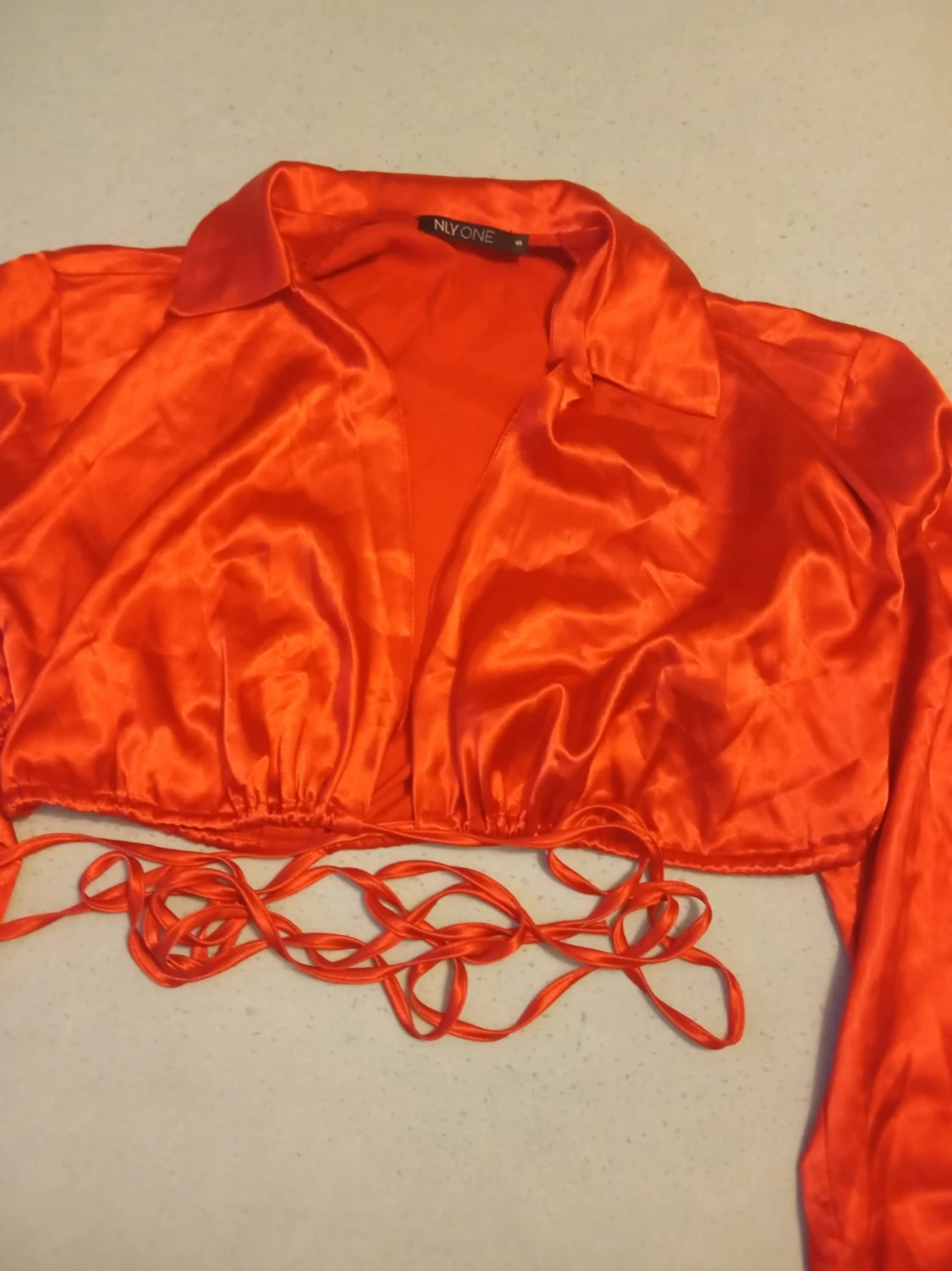 Röd croppad omlottopp i satin - 1
