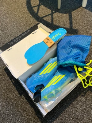 Adidas f50 fotbollsskor  - Säljer ett par adidas f50 ice cold precision. De är helt nya och allt på första bilden tillkommer. Nypris just nu är runt 3199.                                                Pris kan diskuteras. 