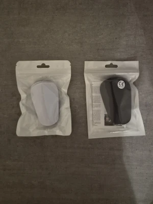 Mini benskydd - Jag säljer 2 st minibenskydd för endast 90 kr/st från Intersport. 1 par= 90 kr 2 par= 180 kr  De är 8 cm långa och 5 cm bredda. Jag har vita och svarta på lagret så passa på och köp hur många du vill. Tveka inte att kontakta om du är intresserad eller har några frågor! Först till kvarn som gäller!