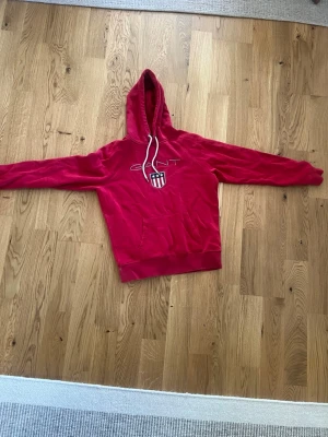 Röd hoodie från GANT med huva - Snygg röd hoodie från GANT i storlek M. 