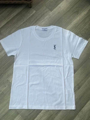 Saint Laurent T-shirt  - Tjena säljer nu denna feta T-shirten från saint Laurent! Mycket fint skick, inga defekter alls! Riktigt skön passform också! Hör av dig för minsta fundering! 