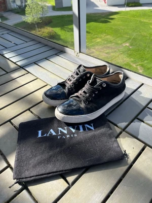 Lanvin - Svarta Lanvins i storlek 42-43. Feta skor till sommarn! Mycket bra skick förutom innersulan som är något nedtrampad men de ser ingen annan, de är lite vita undertill på kanterna pga av att jag rengjorde dem med läderrengöring men de går bort under så fort man går i dem! Bara att höra av sig vid funderingar!🙌