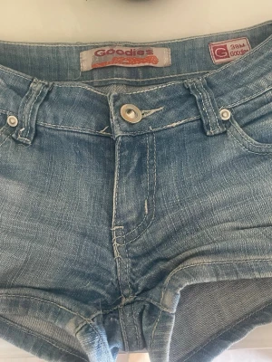Snygga Jeansshorts - Snygga ljusblåa jeansshorts! Midjemått ca 37 cm, midjehöjd ca 16 cm, inga defekter💗