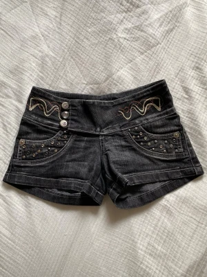 Y2K Jeansshorts med broderi - Super fina och unika shorts från Brasilien tidigt 2000-tal, ca 36cm tvärs över🫶🏻 