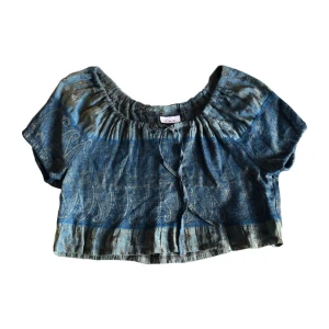 Vintage paisleymönstrad topp/ blus/ crop top, hippie/ boho/ bohemisk/ bohemian/ alt/ 60tal/ 70tal - Blå/grön/guldfärgad paisleymönstrad topp med snörning i bra skick! 