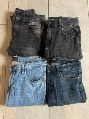 4x jeans  - Säljer denna sjuka dela - Märkerna är Replay, jack & jones, lee och smog - perfekt för folk som återförsäljer eller bara vill fylla på i gaderoben - Skick 9/10 - hör av dig vid minsta fundering!