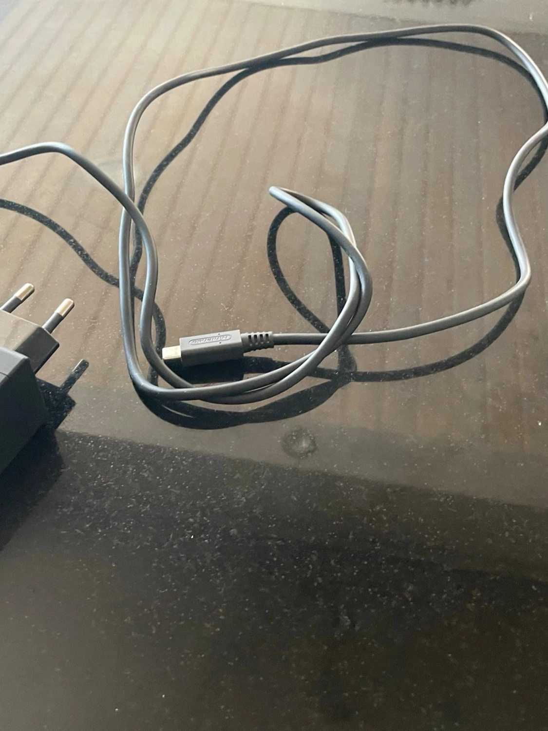 Nintendo Switch med blå och gul Joy-Con - 3