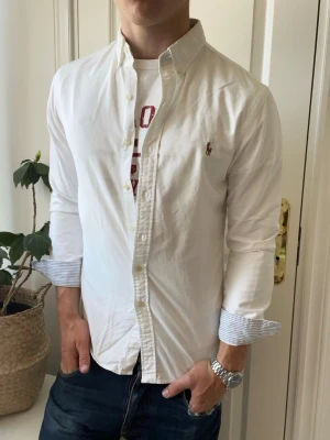 Ralph lauren skjorta  - Ralph lauren skjorta, Inga defekter förutom minimalt missfärgad vid kragen! Modellen i bilderna är 180 cm 75 kg och bär Storlek S slim fit , Kom med frågor! 🌟 (Kan gå ned i pris vid köp av paket 😉) 