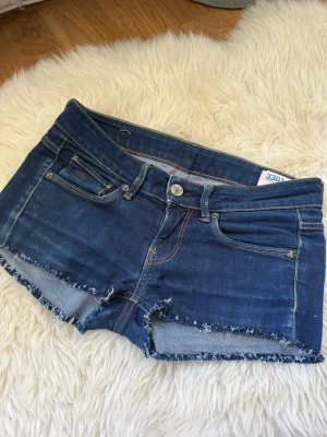 Blå jeansshorts från G-Star - Snygga jeansshorts ifrån g-star! Jätte fina och är i storlek w26!🥰
