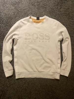 Vit Hugo Boss tröja  - Säljer denna vita Hugo boss tröjan då den ej kommer till användning. Skick 9/10 använd få gånger. Storlek S. Pris går att diskutera 