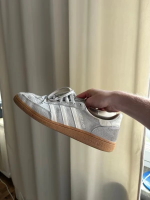 Adidas Spezial gråa sneakers - Stilrena Adidas Spezial sneakers i grå mocka med klassiska vita ränder ny pris 1300 sek. Medföljer box