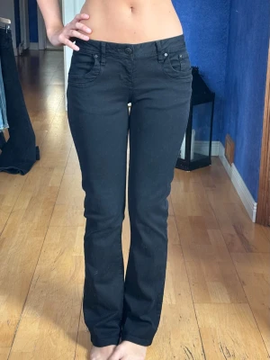 Svarta bootcut jeans med låg midja - Low waist jeans från LTB i modell Valerie, de är insydda i midjan så är nu mer W25/26! 