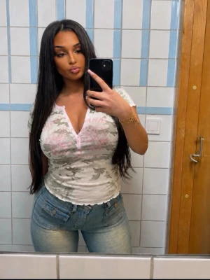 Y2K vintage baby pink tee - Superfin äkta camouflage/Y2K topp från Caramelle i storlek M.🎀  Rosa detaljer och knappar framtill 💋 Perfekt för en clean baddie/Y2K look.  Säljs eftersom den inte kommer till användning längre.   Storlek M 🌸