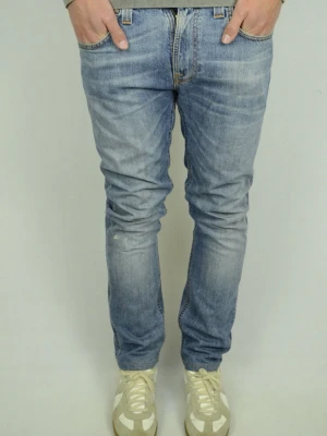 Nudie Thin Finn Jeans  - NUDIE JEANS Storlek : 31/32 Modell : Thin Finn Mått : A = 42CM - B = 102CM - C = 19CM Användning : Jeansen är i ett fint skick, finns en diskret lagning på benet samt en otroligt snyggt lagat i skrevet Nypris : Cirka 1800SEK Modellen på bilden : 182CM och väger 76,5KG