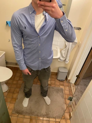 Ralph Lauren skjorta - Ralph Lauren skjorta i storlek S. Skjortan är helt oanvänd då den är lite för liten för mig.