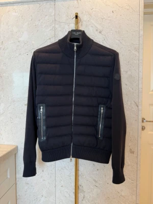Moncler cardigan  - Tja säljer denna jätte exklusiva cardigan från Moncler denna modell säljs inte längre nypris på denna är ca 16 000 kr. Jackan är knappt använd lite tecken på slitage men inget man ser vid användning 8/10 skick storlek M men sitter mer som en S skulle jag säga. Priset ej hugget i strn