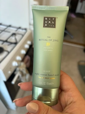 Rituals handmask Ritual of Jing - Rituals The Ritual of Jing night rescue hand mask är en handmask för alla hudtyper. Tuben är ljusgrön med silverdetaljer och rymmer 70 ml. Perfekt för att återfukta händerna under natten och ge en känsla av inre lugn.