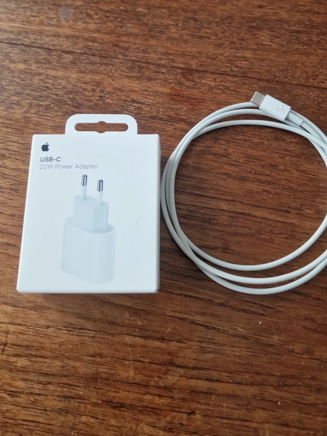 Svart iPhone 12 med ny laddare och sladd - 2