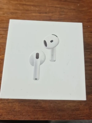 Apple AirPods 4 ANC, trådlösa hörlurar - Säljer ett par vita Apple AirPods 4 ANC med laddningsetui. De är trådlösa och har en stilren, kompakt design med rundade former. Perfekta för musik, samtal och gaming. Materialet är blank plast och de kommer i originalförpackning. ANC betyder Active Noise Cancelling (ordinarie pris 2990)
