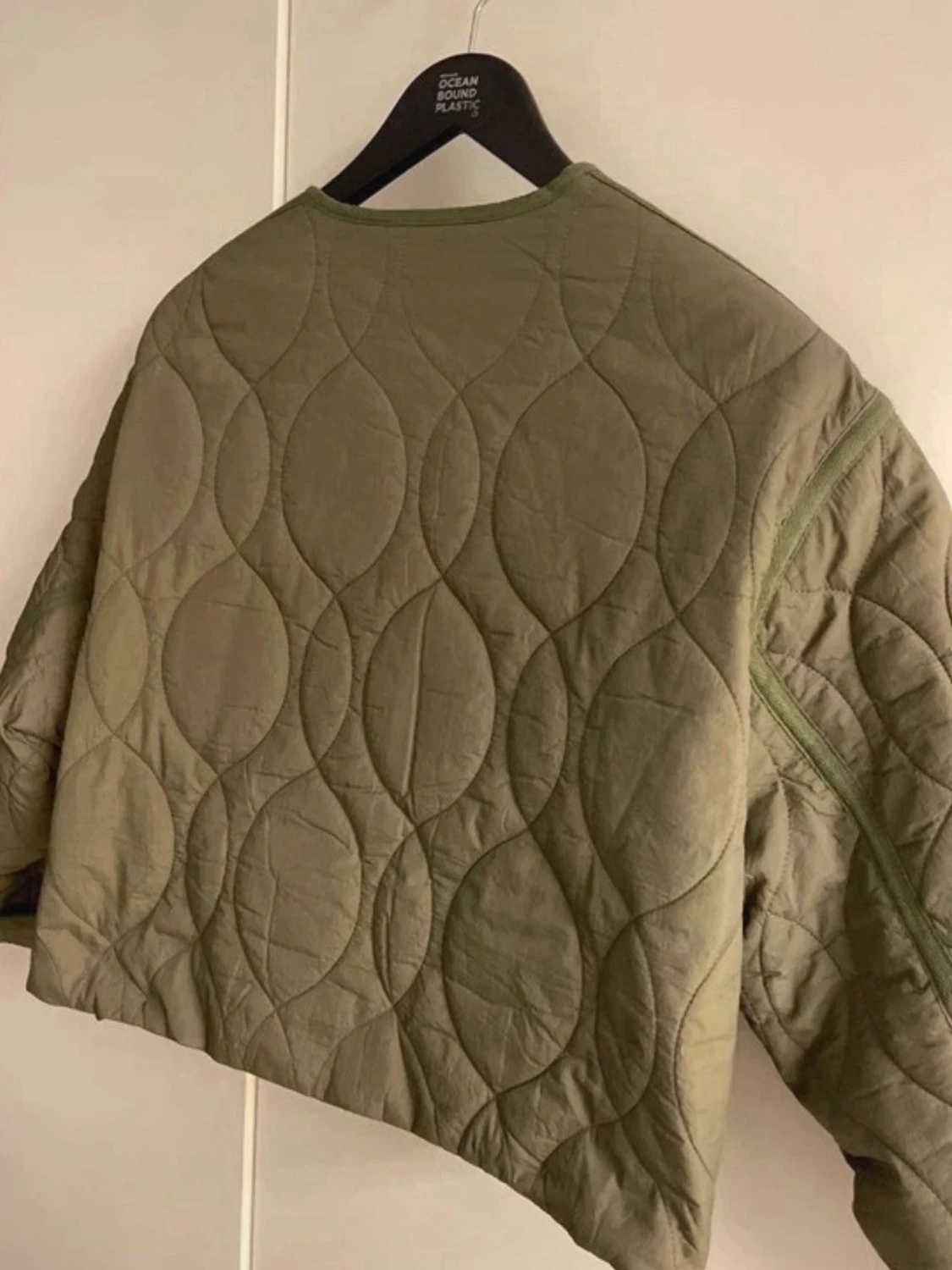 Olivgrön quiltad vindjacka från Zara - 4