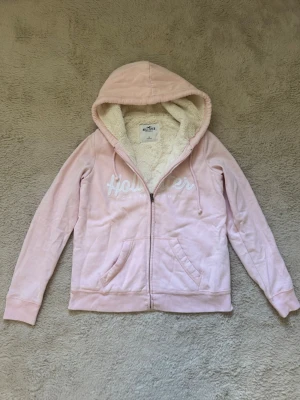 Rosa fodrad zip up Hoodie Hollister  - Rosa zip up Hoodie ifrån Hollister i storlek S med vitt foder! 