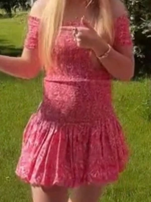 Rosa klänning - Jätte populär rosa klänning från hm. Säljer dyrt då den inte går att köpa längre.