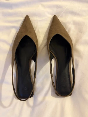 Slingbacks  - Ljusbruna Slingbacks från H&M som är använda 1 kväll🤍