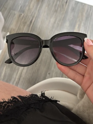 Solglasögon  - Jätte fina o skymmer solen bra, stora men absolut jätte fina , använda några gånger. Bra skick 