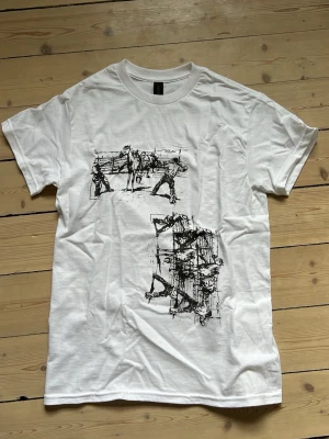 Sjukt snygg T-shirt från pieceoflifestudios - Sjukt snygg T-shirt från pieceoflifestudios, aldrig använd, säljes för den är för stor för mig, den är storlek s och sitter bra om du är ungefär 178-188 cm lång, vill ni har fler bilder/ frågor så skriv gärna, mvh John 