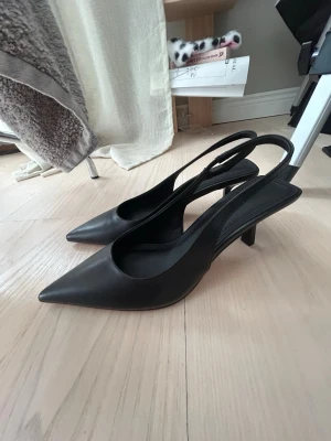 Nakd klackar - Superfina nya klackar från Nakd som endast är testade en gång inomhus. Köpta för 499🥰