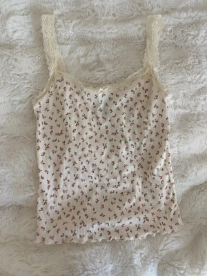 Pyjamas set - Pyjamas set från HM med shorts och linne i storlek xs. Snygga spetsdetaljer på linnet. Aldrig använt 