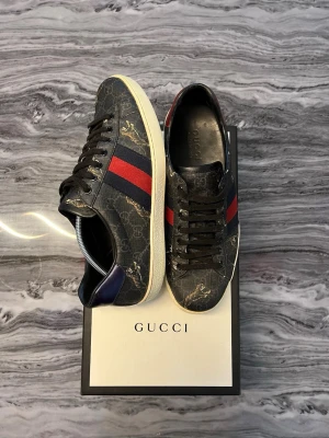 Gucci ”ace” sneakers - Säljer ett par sjukt schyssta gucci ace skor | skick: 8/10 | storlek: 41,5/42 | OG: box | pris: 2499kr | Frågor? Tveka inte på att kontakta oss.