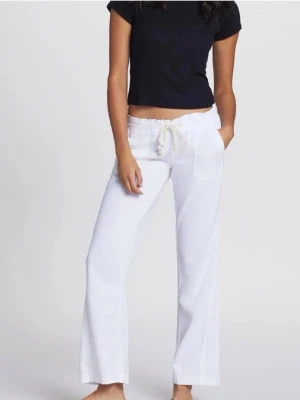 Roxy linnebyxor  - Säljer vita linnebyxor från Roxy som är lite för korta för mig som är 163cm💓byxorna är helt rena och använts enstaka gånger. Jag blev utloggad från mitt gamla konto